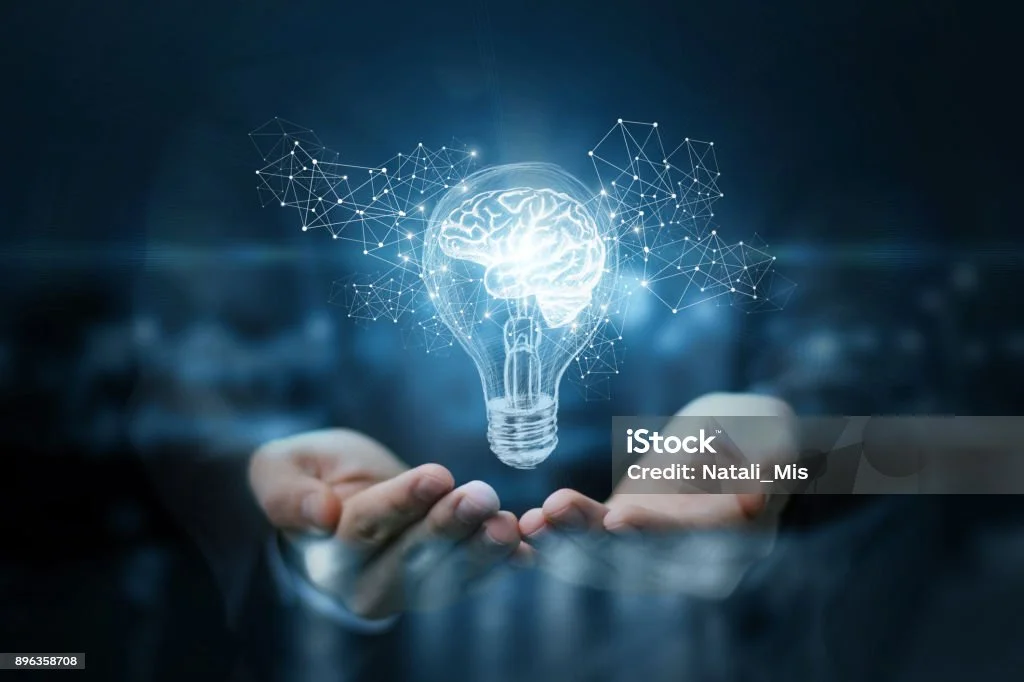 imagem de uma lâmpada com um cerebro e uma teia e conexões simulando uma luz